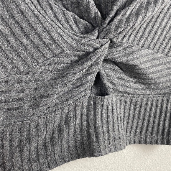 Abercrombie & Fitch Ribbed Knit Short Sleeve Crop Top | V Neck, Ruched/Keyhole - Picture 10 of 14